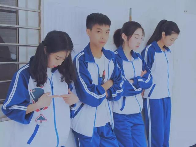 2 中学生这样穿校服,比的过“时尚达人”