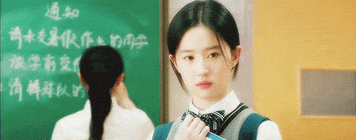 自信的人穿校服有多美，气质是培养出来的